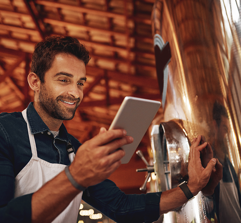 Maitre de chai travaillant avec un logiciel viticole
