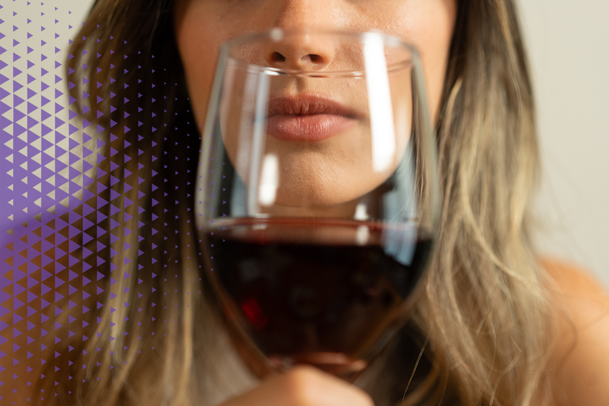 femme buvant un verre de vin