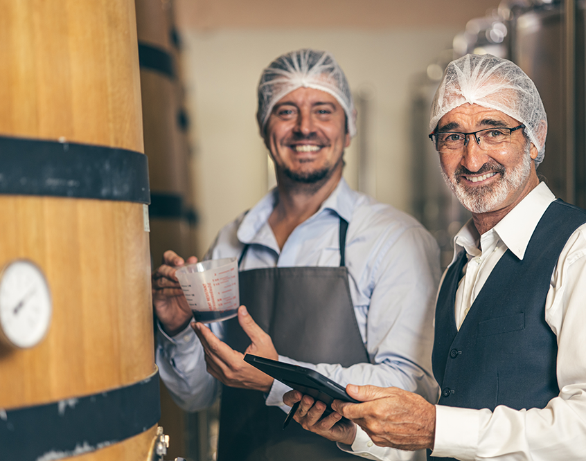 personnes travaillant dans une cuverie dans un domaine viticole